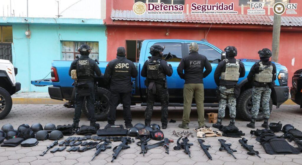 Personal federal y armamento asegurado durante el Operativo Enjambre en Esperanza, Puebla