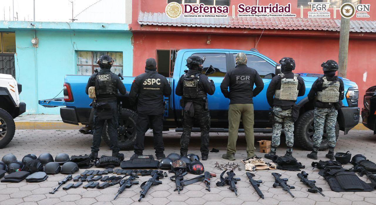Personal federal y armamento asegurado durante el Operativo Enjambre en Esperanza, Puebla